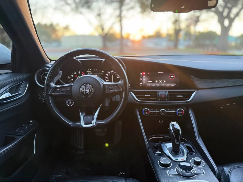 2022 Alfa Romeo Giulia - Image 15 of 20