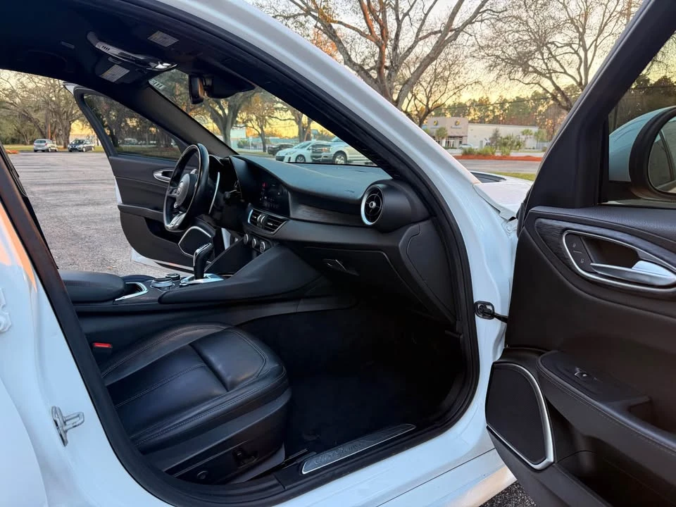 2022 Alfa Romeo Giulia - Image 14 of 20