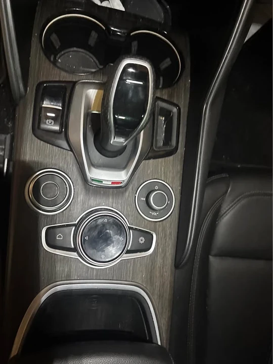 2022 Alfa Romeo Giulia - Image 7 of 8