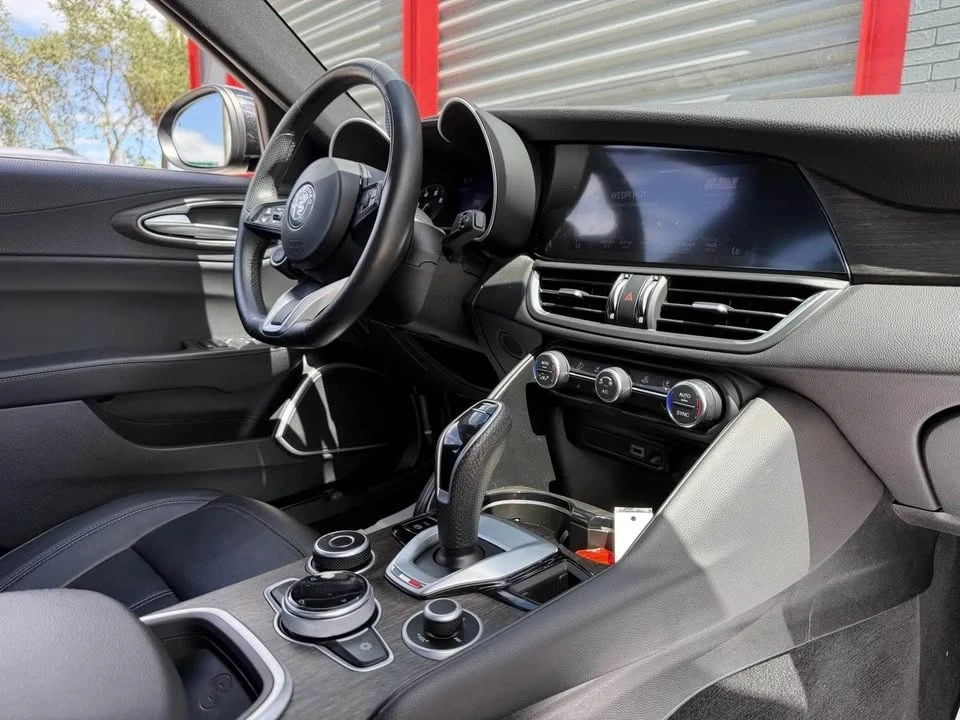 2022 Alfa Romeo Giulia - Image 10 of 18