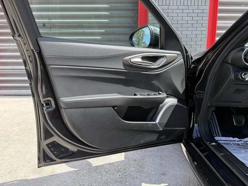 2022 Alfa Romeo Giulia - Image 5 of 18