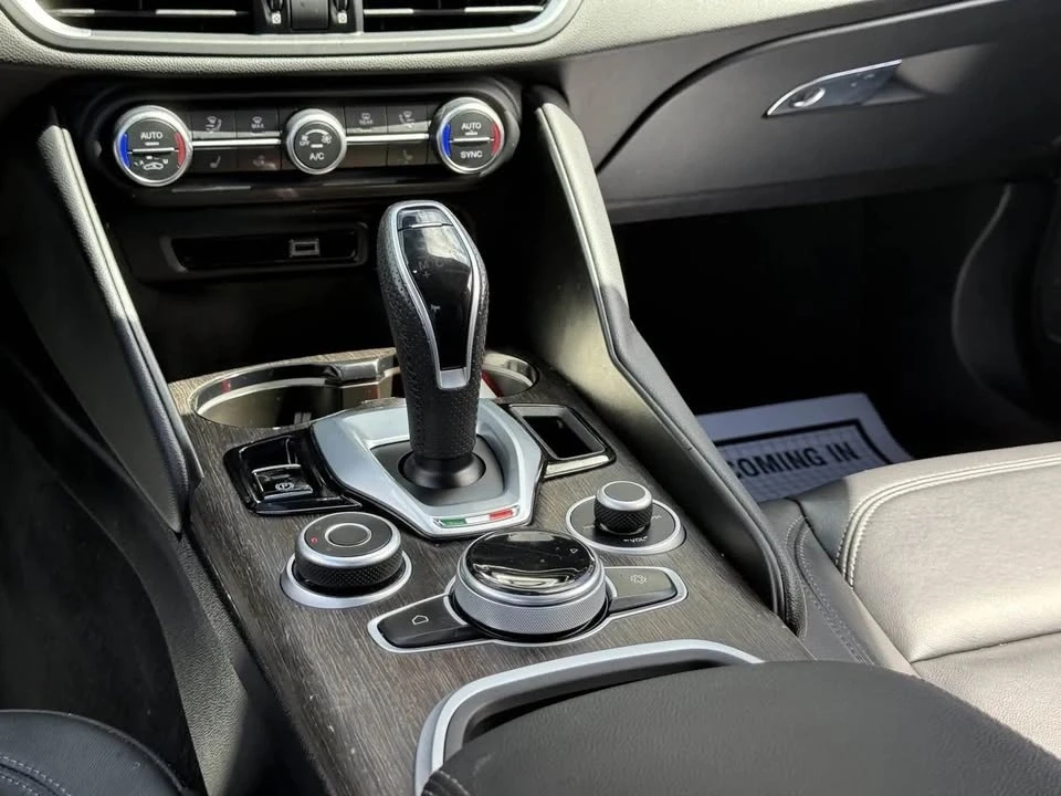 2022 Alfa Romeo Giulia - Image 13 of 18