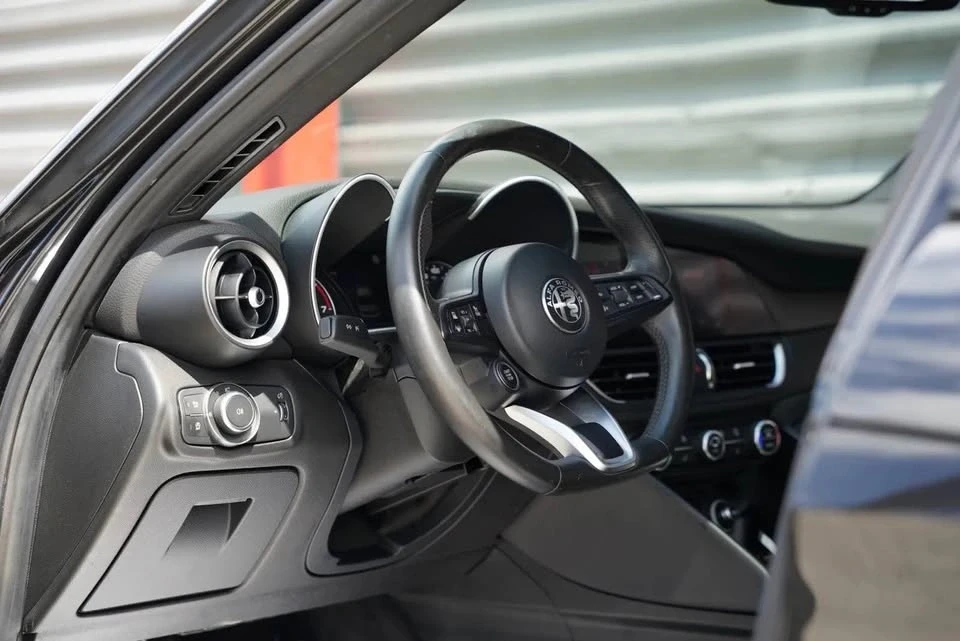 2022 Alfa Romeo Giulia - Image 4 of 18