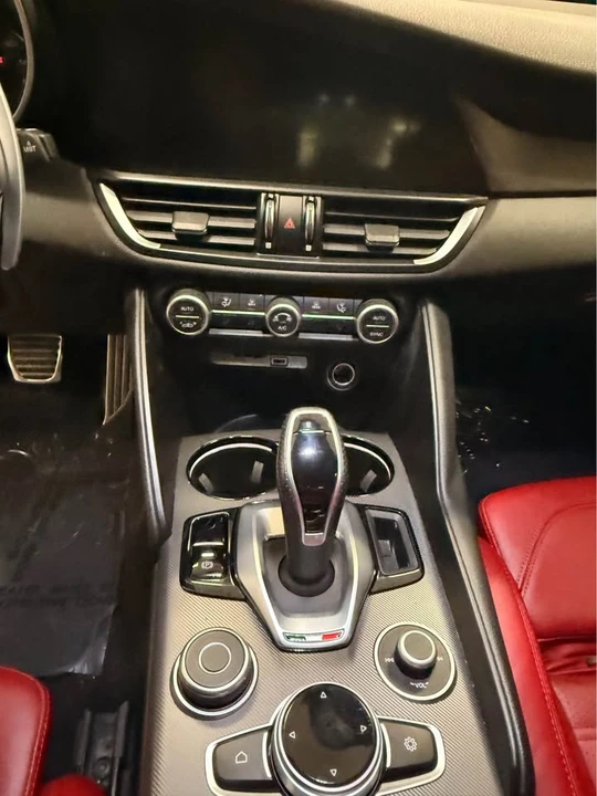 2022 Alfa Romeo Giulia - Image 12 of 17