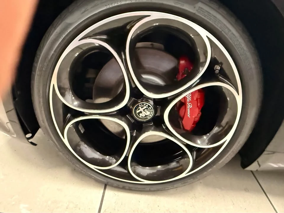 2022 Alfa Romeo Giulia - Image 7 of 17