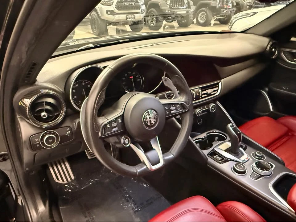 2022 Alfa Romeo Giulia - Image 9 of 17