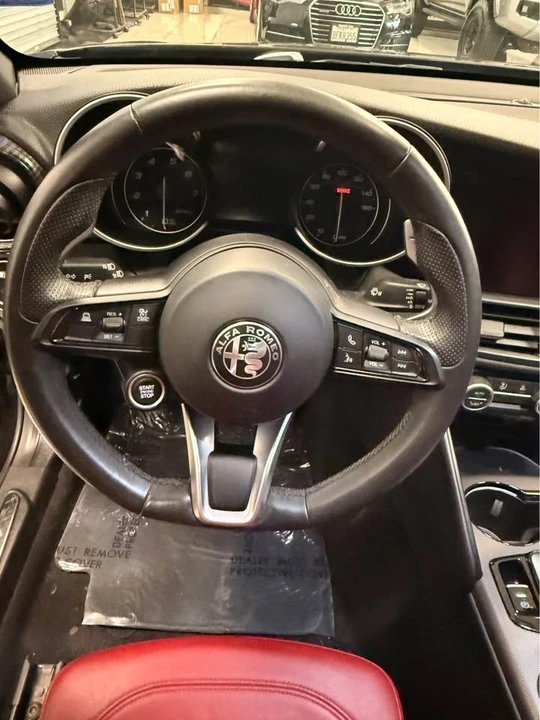 2022 Alfa Romeo Giulia - Image 10 of 17