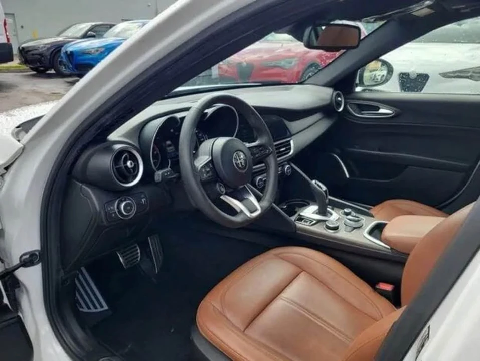 2022 Alfa Romeo Giulia - Image 10 of 18