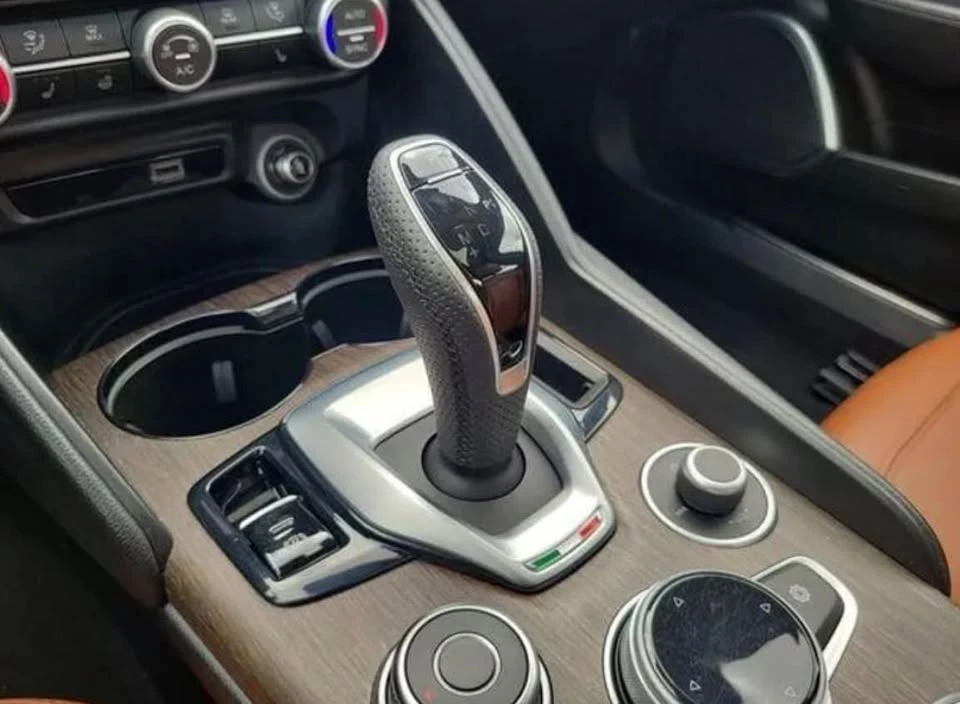 2022 Alfa Romeo Giulia - Image 16 of 18
