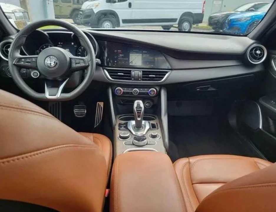 2022 Alfa Romeo Giulia - Image 9 of 18