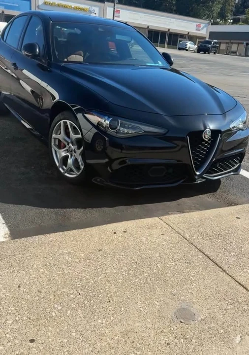 2022 Alfa Romeo Giulia - Image 3 of 3