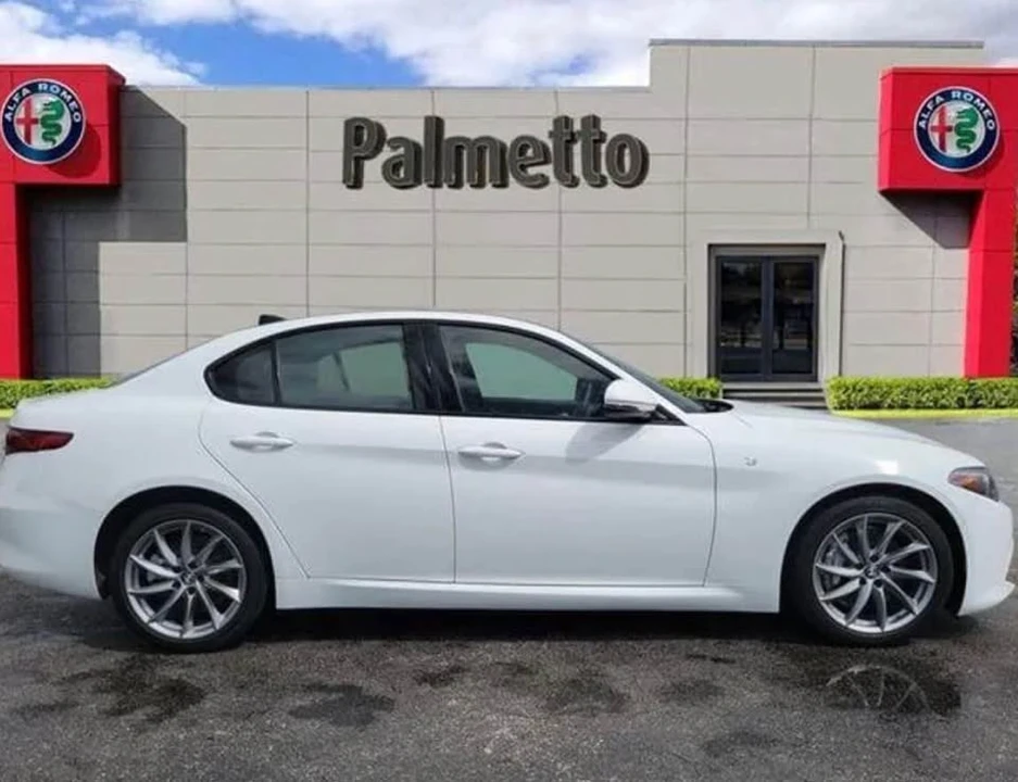 2022 Alfa Romeo Giulia - Image 2 of 18