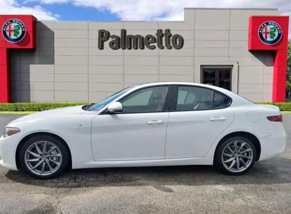 2022 Alfa Romeo Giulia - Image 4 of 18