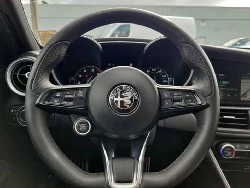 2022 Alfa Romeo Giulia - Image 11 of 18
