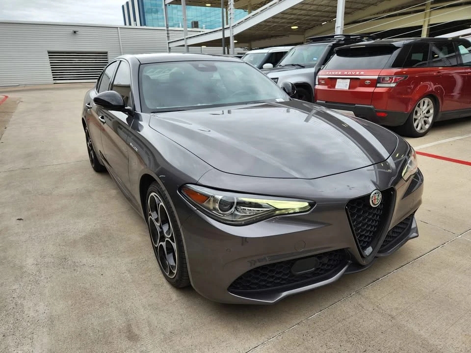 2022 Alfa Romeo Giulia - Image 2 of 11