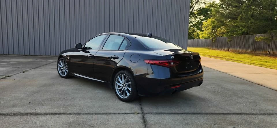 2022 Alfa Romeo Giulia - Image 9 of 19