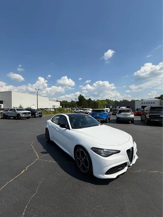 2022 Alfa Romeo Giulia - Image 5 of 11