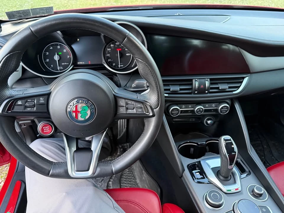 2022 Alfa Romeo Giulia - Image 4 of 17