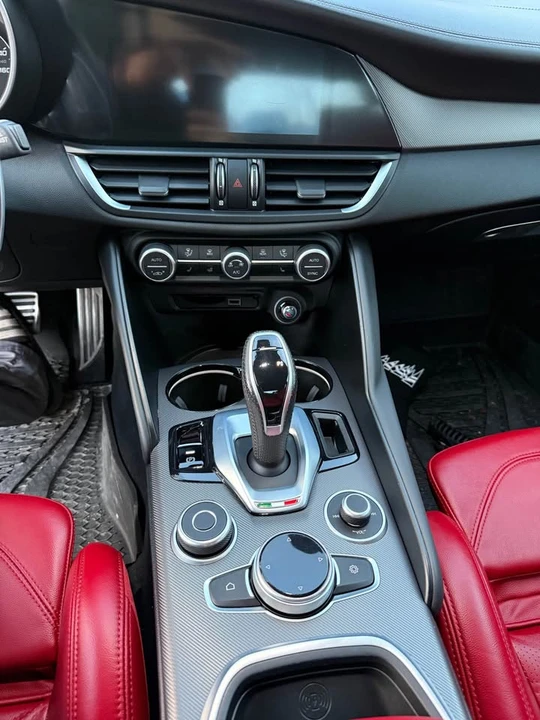 2022 Alfa Romeo Giulia - Image 6 of 17