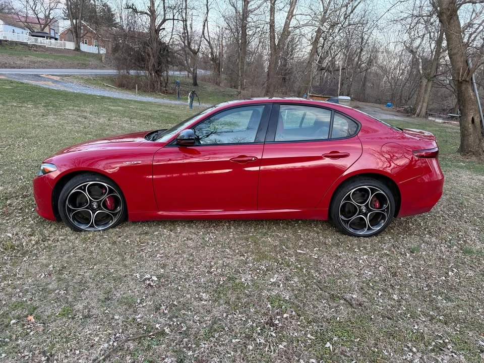 2022 Alfa Romeo Giulia - Image 16 of 17