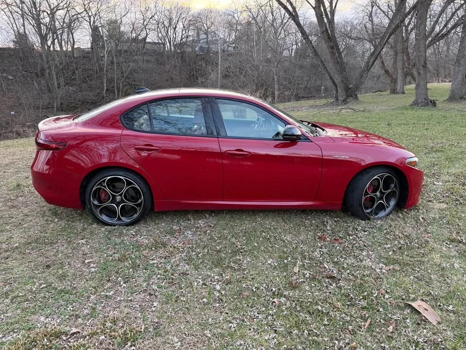 2022 Alfa Romeo Giulia - Image 15 of 17