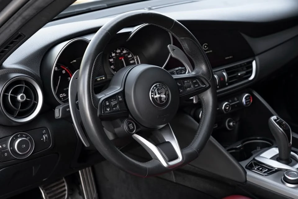 2022 Alfa Romeo Giulia - Image 13 of 17