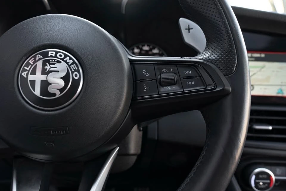 2022 Alfa Romeo Giulia - Image 16 of 17