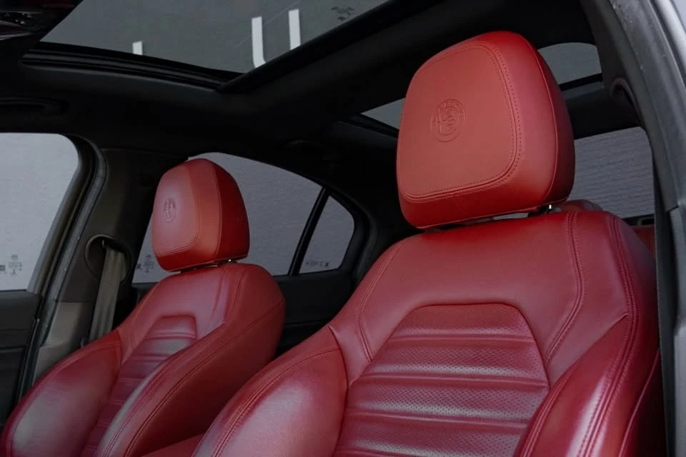 2022 Alfa Romeo Giulia - Image 14 of 17