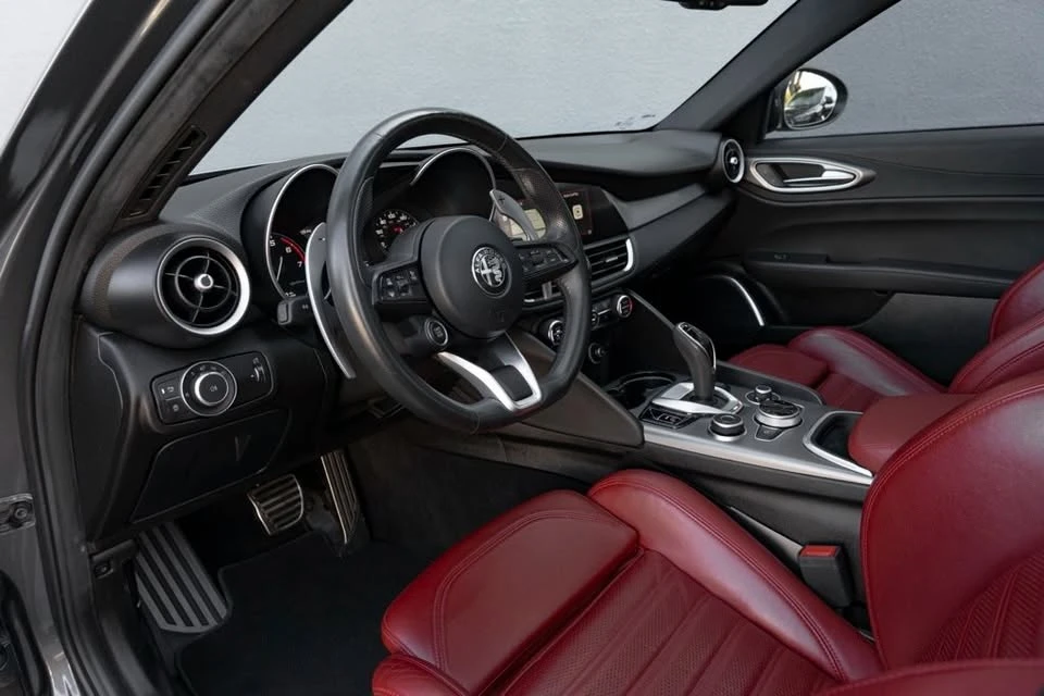 2022 Alfa Romeo Giulia - Image 10 of 17