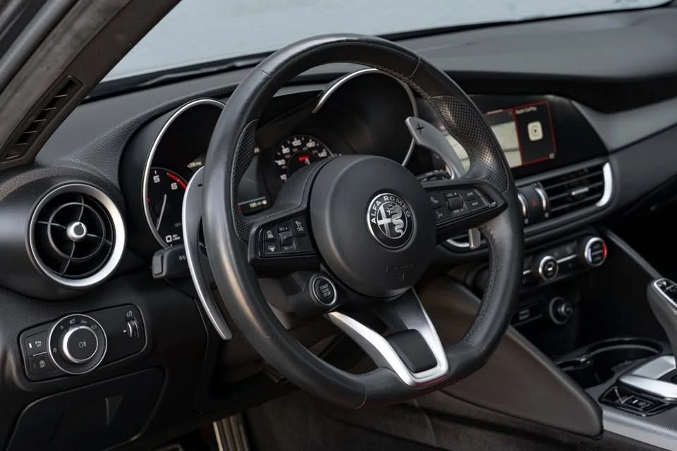 2022 Alfa Romeo Giulia - Image 9 of 17