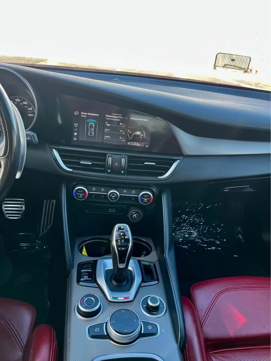 2022 Alfa Romeo Giulia - Image 14 of 16
