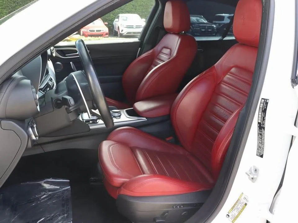 2022 Alfa Romeo Giulia - Image 5 of 8