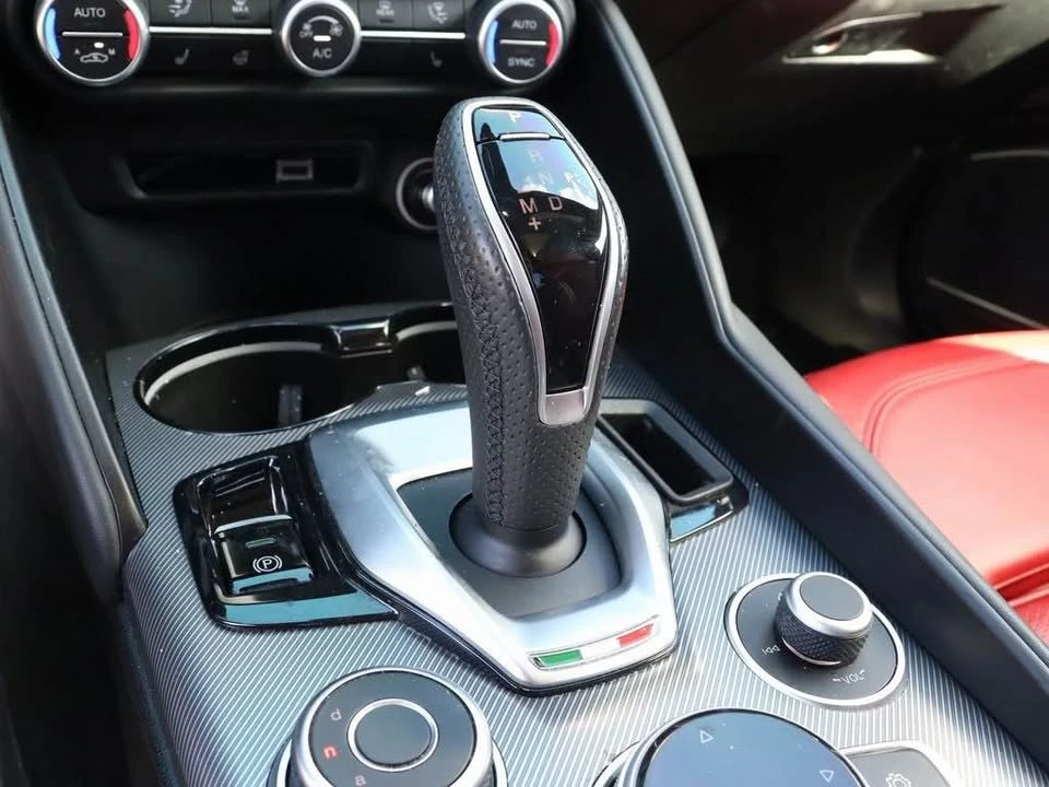2022 Alfa Romeo Giulia - Image 4 of 8