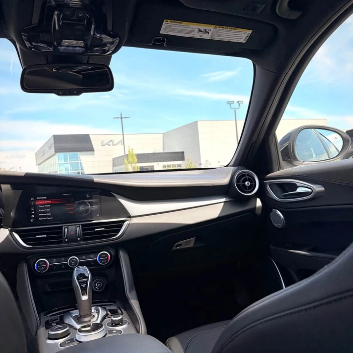 2022 Alfa Romeo Giulia - Image 11 of 20