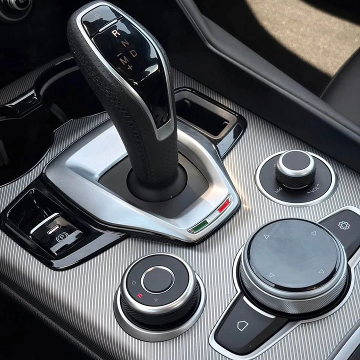 2022 Alfa Romeo Giulia - Image 15 of 20