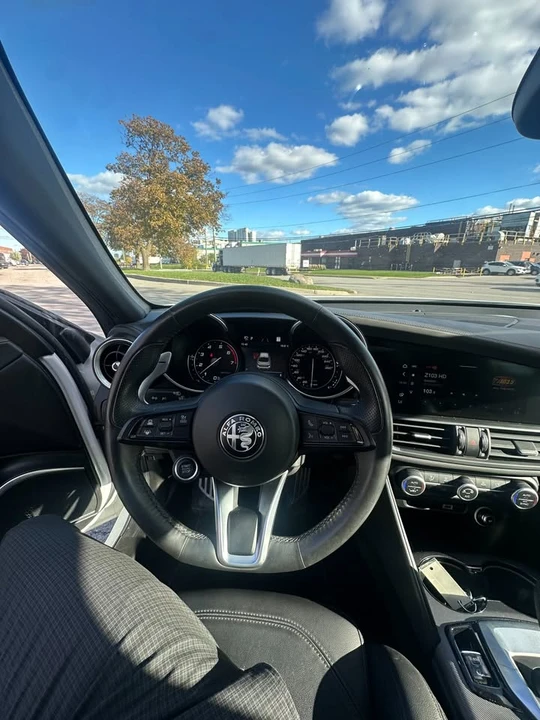 2022 Alfa Romeo Giulia - Image 4 of 11
