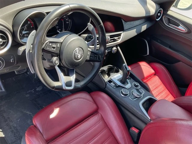 2022 Alfa Romeo Giulia - Image 15 of 19