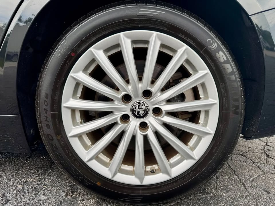 2022 Alfa Romeo Giulia - Image 10 of 19