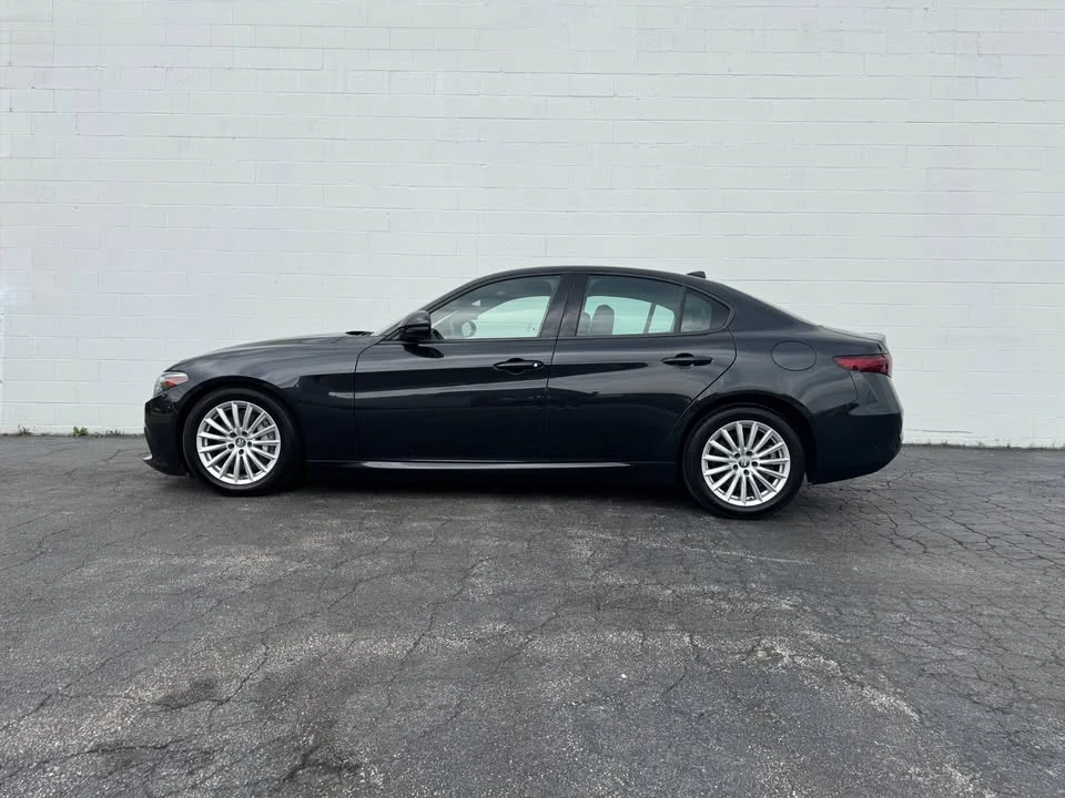 2022 Alfa Romeo Giulia - Image 15 of 19