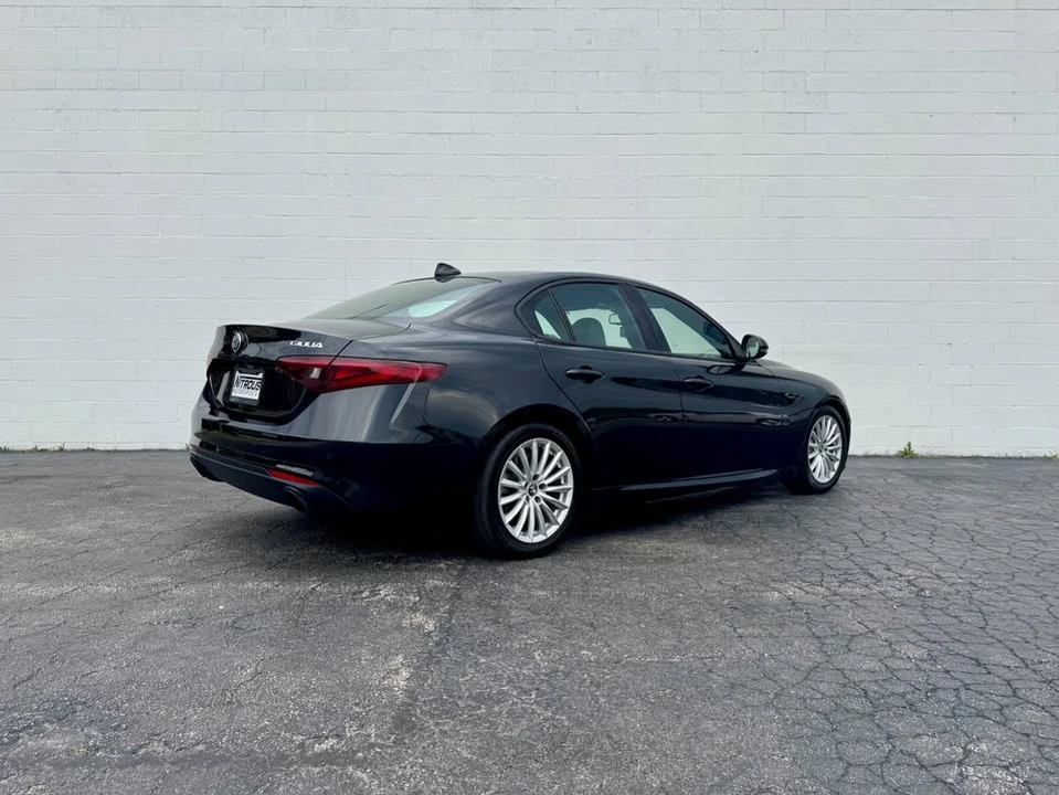 2022 Alfa Romeo Giulia - Image 9 of 19
