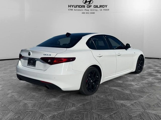 2022 Alfa Romeo Giulia - Image 5 of 19