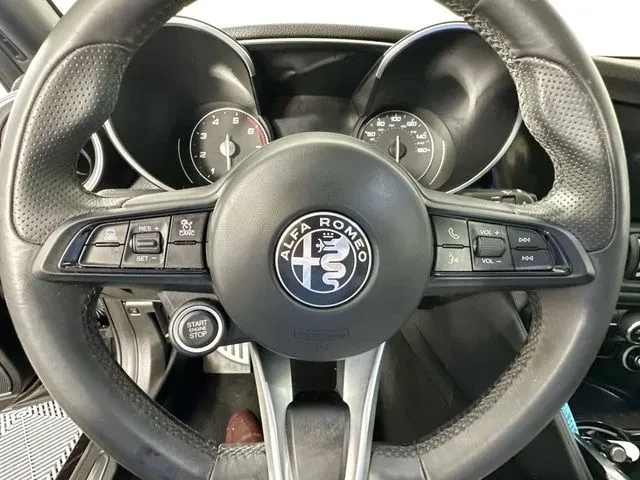 2022 Alfa Romeo Giulia - Image 12 of 18