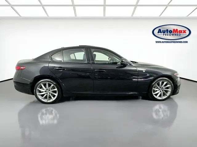 2022 Alfa Romeo Giulia - Image 9 of 18
