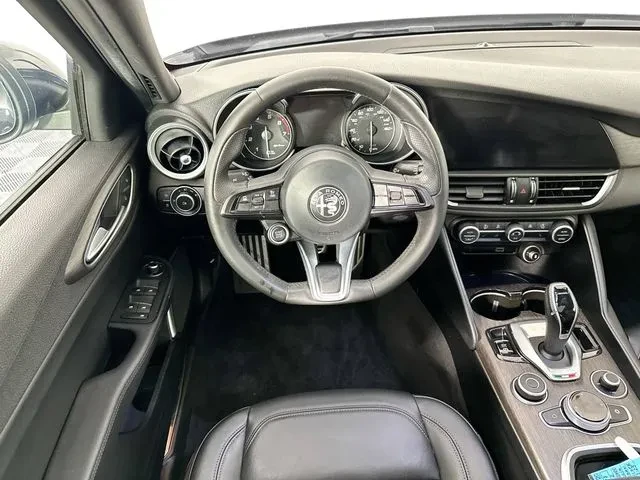 2022 Alfa Romeo Giulia - Image 10 of 18