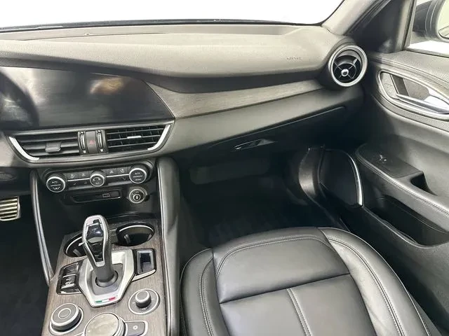 2022 Alfa Romeo Giulia - Image 14 of 18