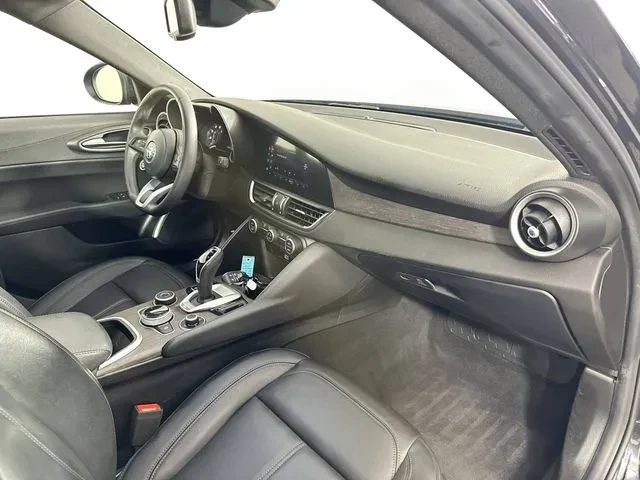 2022 Alfa Romeo Giulia - Image 17 of 18