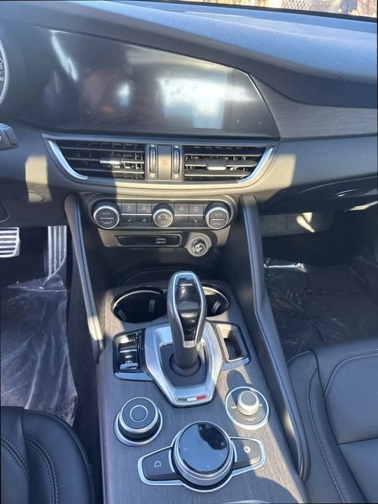 2022 Alfa Romeo Giulia - Image 10 of 11