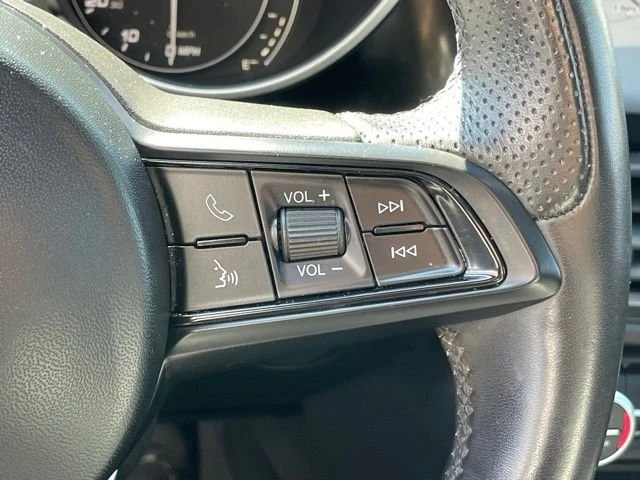 2022 Alfa Romeo Giulia - Image 15 of 20
