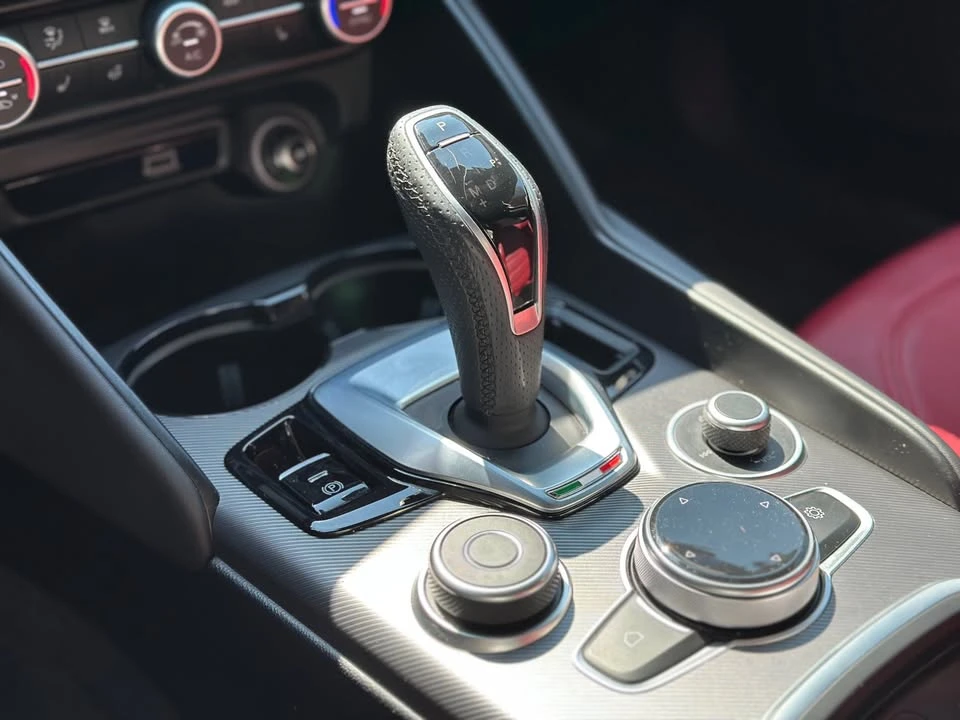 2022 Alfa Romeo Giulia - Image 9 of 10