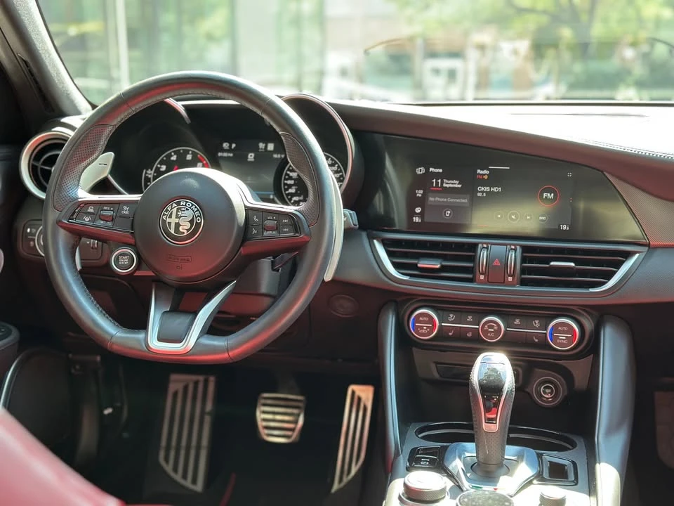 2022 Alfa Romeo Giulia - Image 8 of 10
